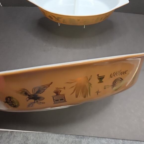 Pyrex Early American 1.5 Quart Divided Oval Covered Casserole Dish Set of 2. - Picture 8 of 13